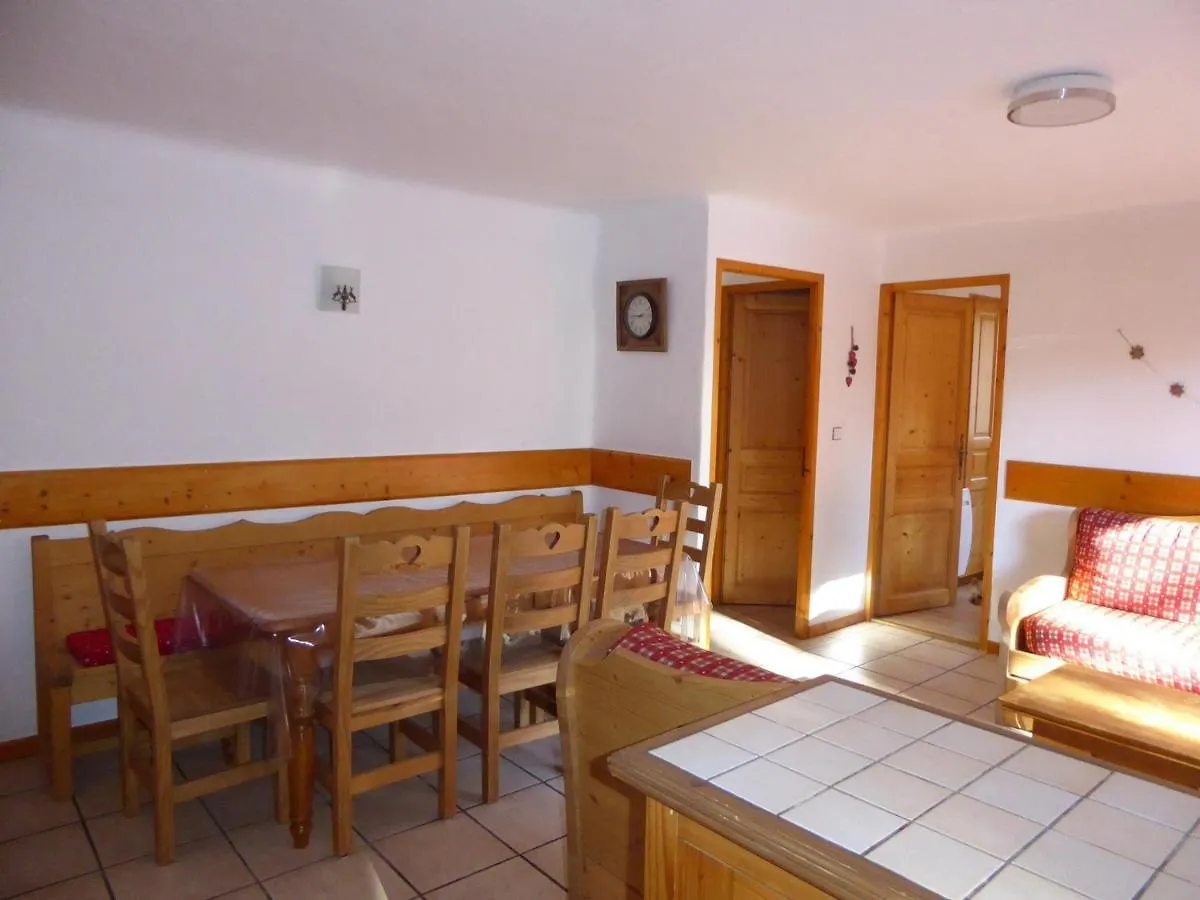 Chalet Spacieux Avec Terrasse, Proche Commerces Et Telecabine, Garage Et Parking Inclus - Fr-1-464-37 La Plagne 0*,  France